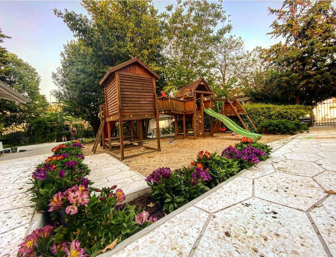Friends Family Hotel Lozenets ภายนอก รูปภาพ
