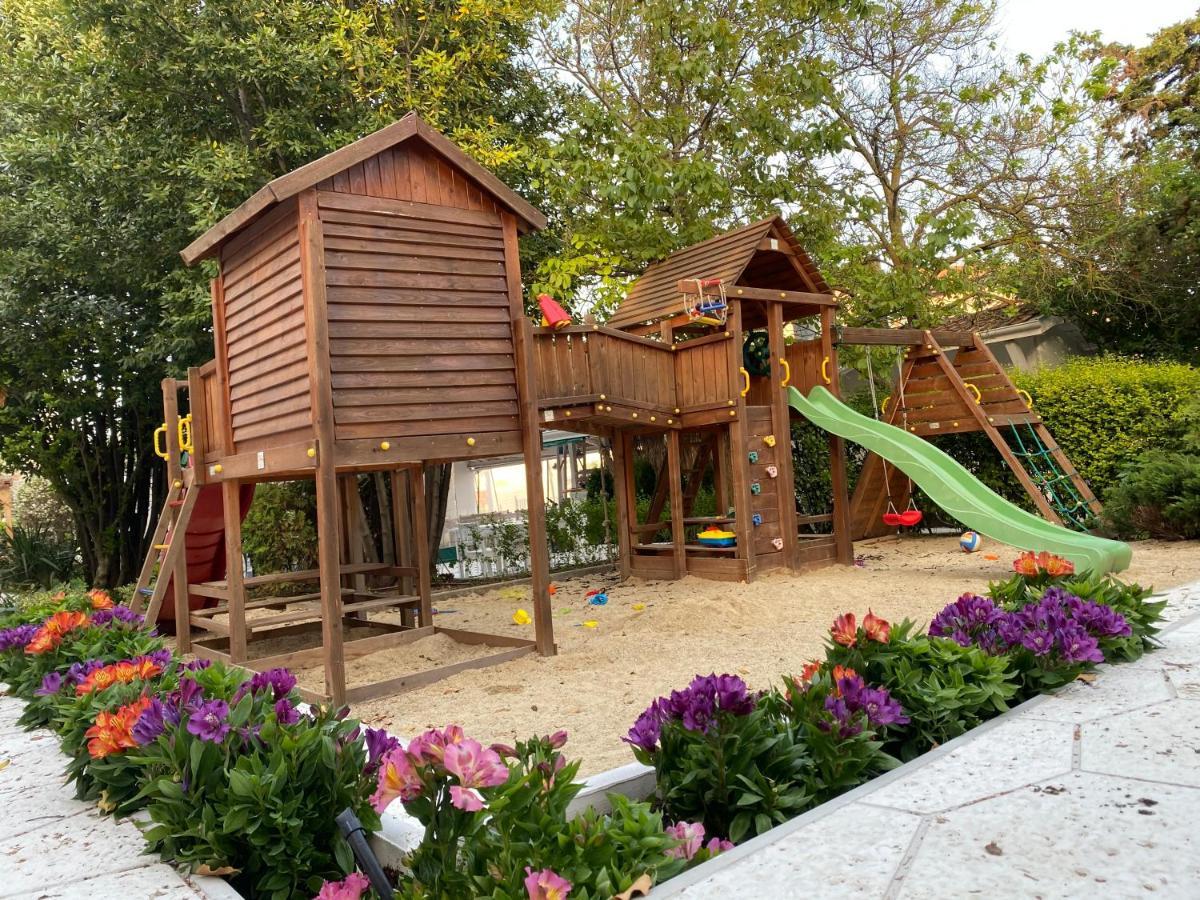 Friends Family Hotel Lozenets ภายนอก รูปภาพ